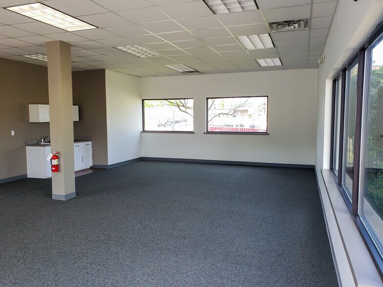 More Photos Of 14935 W 11 Mile Rd, Oak Park Self Storage For Lease