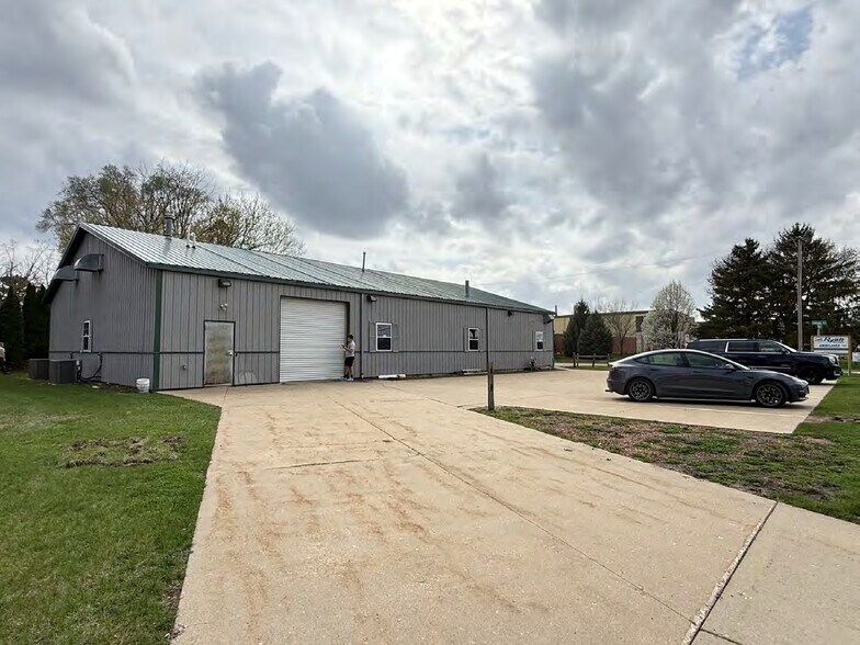 More Photos Of 1007 Jerome Ave, Janesville Service For Sale