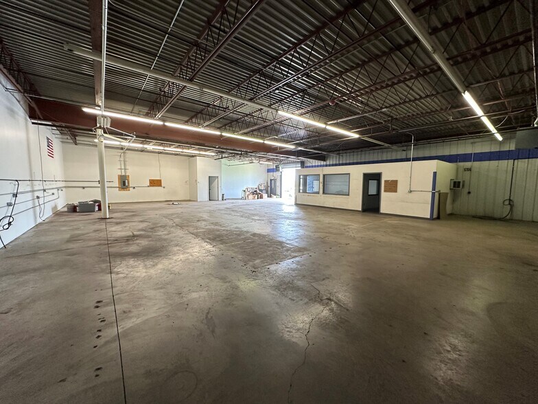 More Photos Of 350 Commerce Dr, Rochester Warehouse For Lease