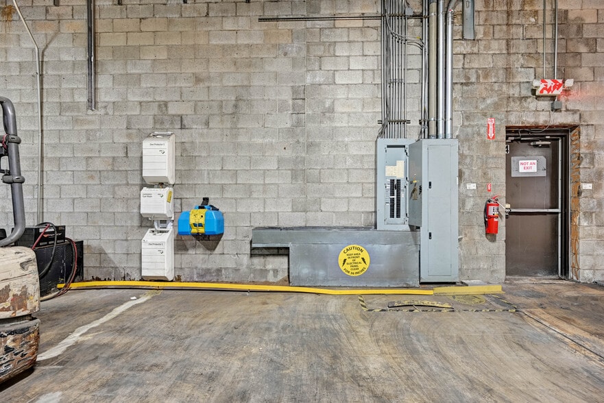 More Photos Of 100 Chamber Plz, Charleroi Supermarket For Lease