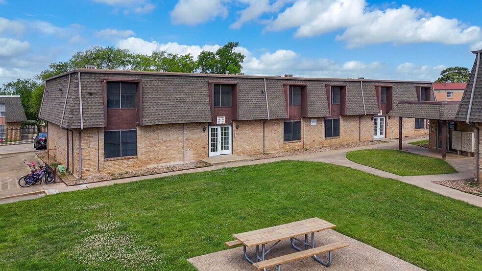 More Photos Of 900 Willowwood St, Denton Dormitory For Sale