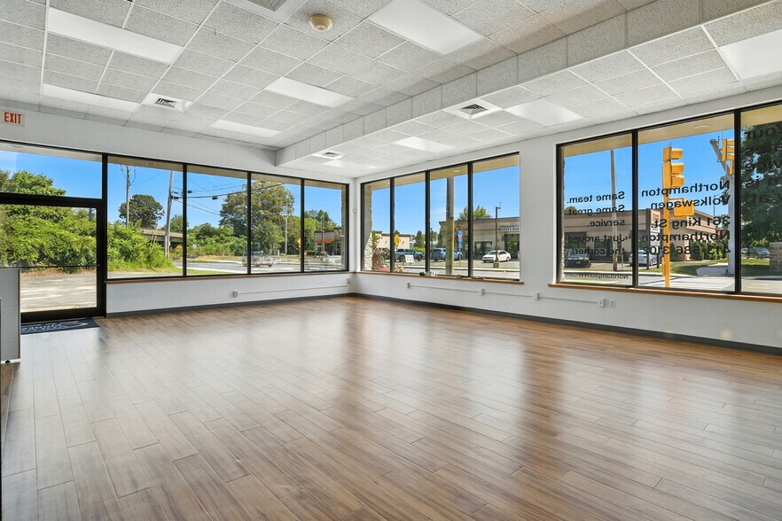 More Photos Of 48 Damon Rd, Northampton Auto Dealership For Lease