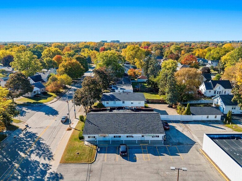 More Photos Of 1639 Deckner Ave, Green Bay Storefront For Lease