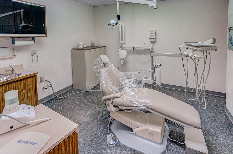 More Photos Of 607 E Lyons St, Marissa Medical For Sale