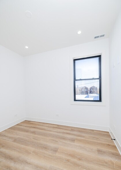 More Photos Of 2941 W Wilcox St, Chicago Apartments For Sale