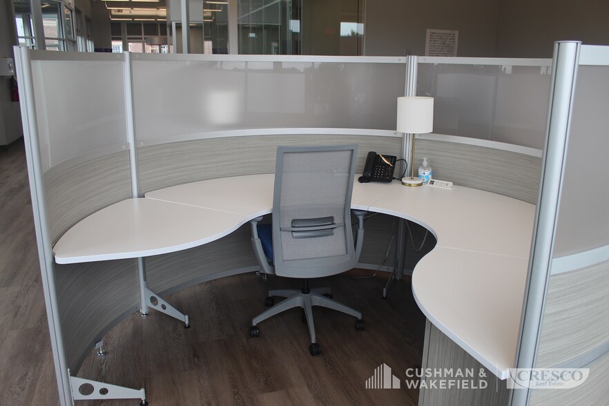 More Photos Of 33095 Bainbridge Rd, Solon Flex For Sale