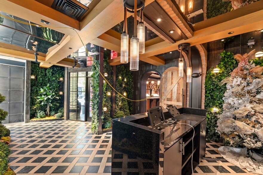 More Photos Of 650 N La Cienega Blvd, West Hollywood Restaurant For Lease