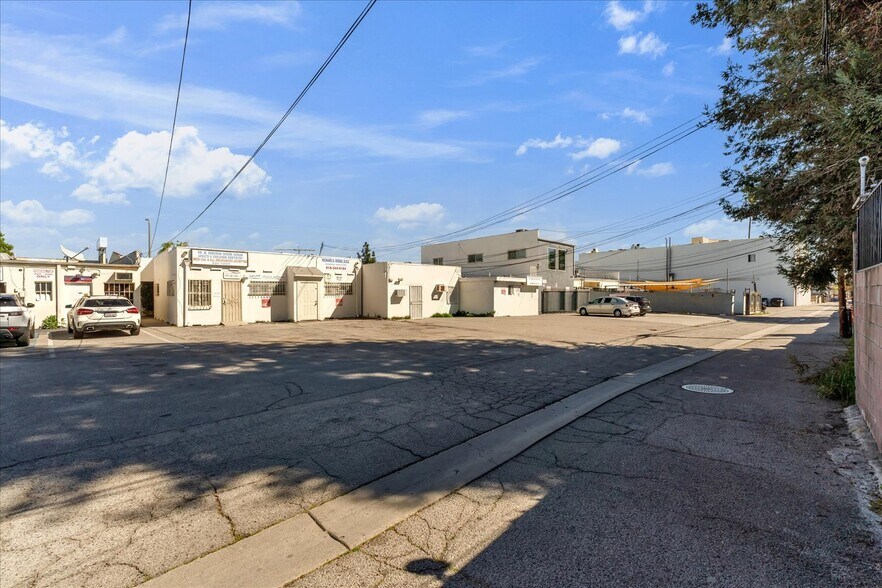 More Photos Of 18032 Ventura Blvd, Encino Medical For Lease