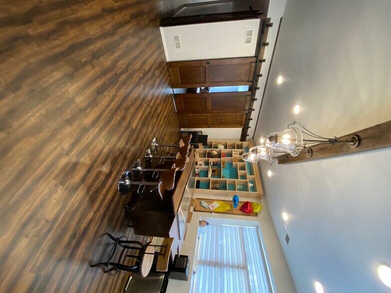 More Photos Of 72-76 N Broadway St, Des Plaines Light Distribution For Sale