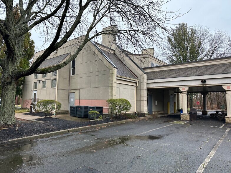 More Photos Of 195 Bristol Oxford Valley Rd, Langhorne Bank For Lease