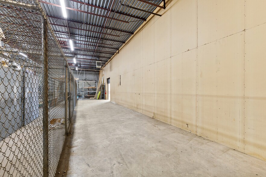 More Photos Of 10823 Sanden Dr, Dallas Flex For Lease