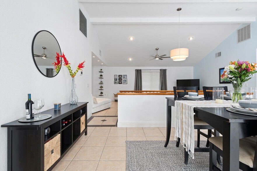 More Photos Of 185 Faubel St, Sarasota Specialty For Sale