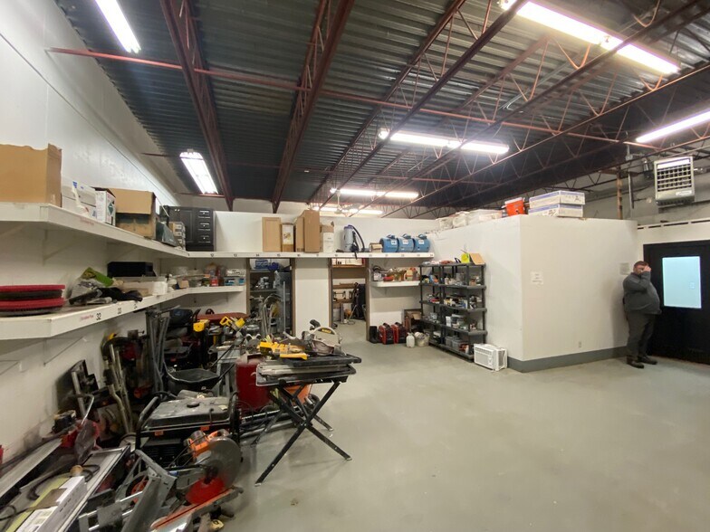 More Photos Of 2045 Bellevue St, Bellevue Warehouse For Lease