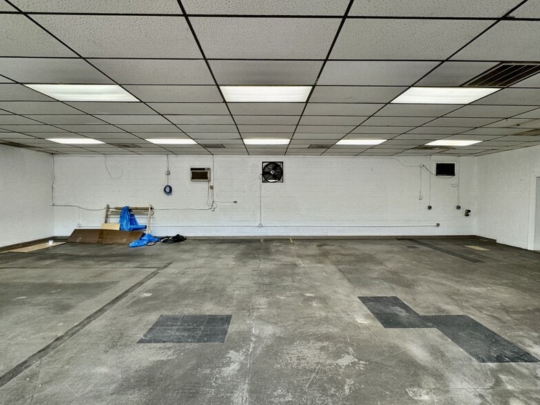 More Photos Of 2833 Western Ave, Knoxville Freestanding For Sale