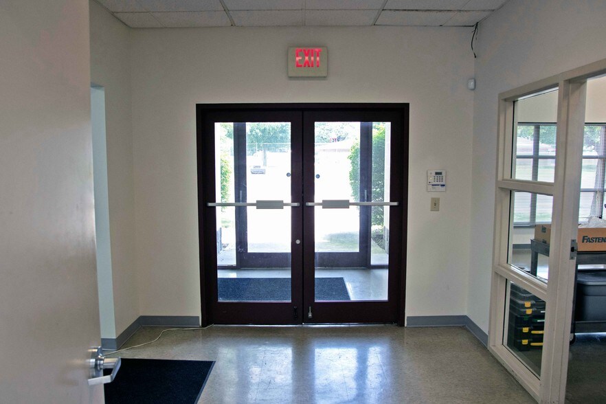 More Photos Of 3051 Delta Marine Dr, Reynoldsburg Light Manufacturing For Sale