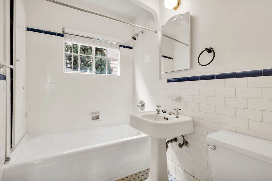 More Photos Of 2336 NW Pettygrove St, Portland Apartments For Sale