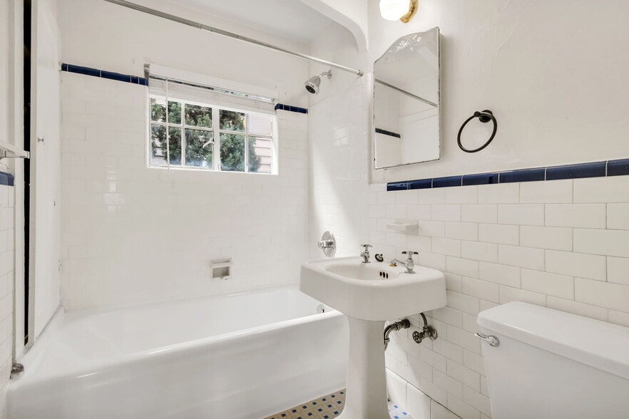 More Photos Of 2336 NW Pettygrove St, Portland Apartments For Sale