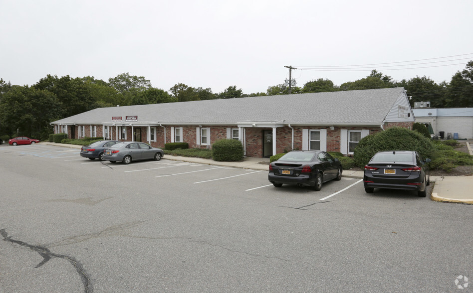 Primary Photo Of 650 Hawkins Ave, Ronkonkoma Medical For Lease