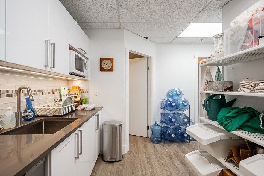 More Photos Of 2458 Haywood Av, West Vancouver Office Residential For Sale