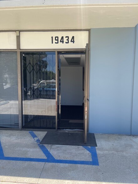 More Photos Of 19428-19434 Business Center Dr, Northridge Warehouse For Lease