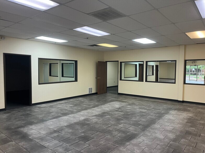 More Photos Of 4220-4232 Charter Ave, Oklahoma City Warehouse For Lease