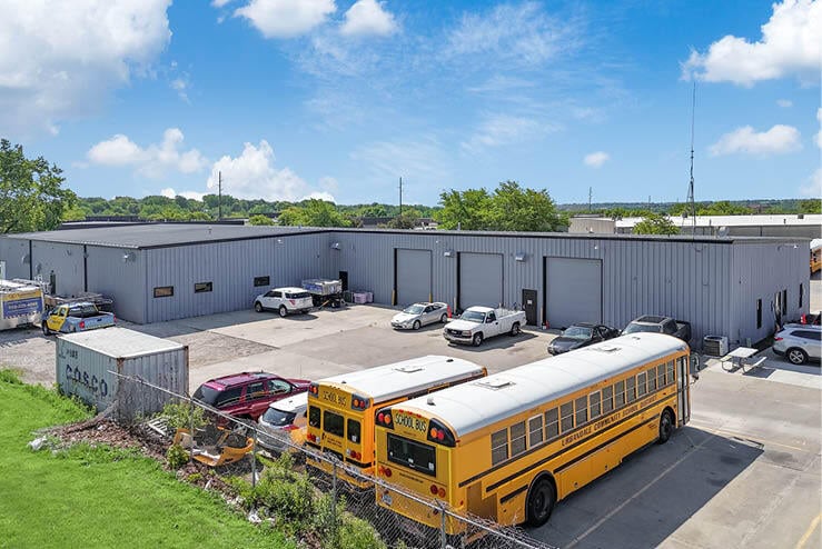 More Photos Of 3300 NW 101st St, Urbandale Warehouse For Lease