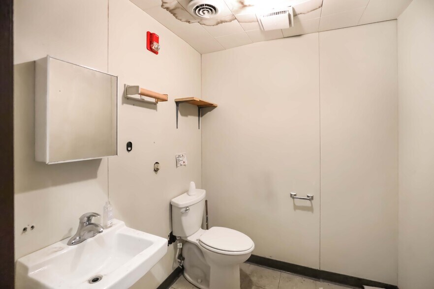 More Photos Of 1717-5765 NE 58th Ave, Des Moines Industrial For Sale