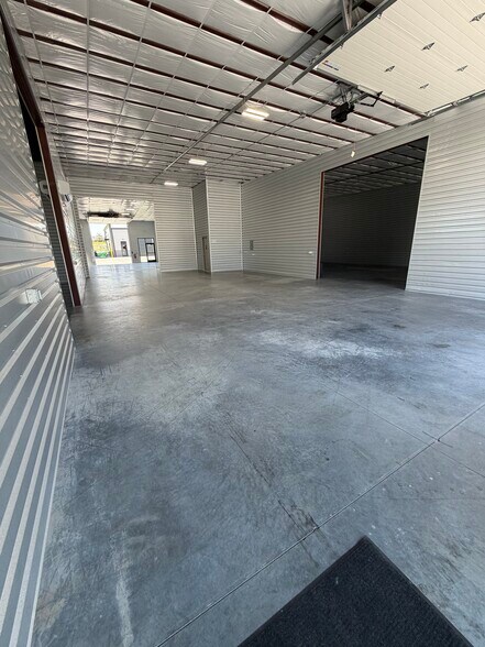More Photos Of 540-570 N Service Rd, Saint Peters Flex For Lease