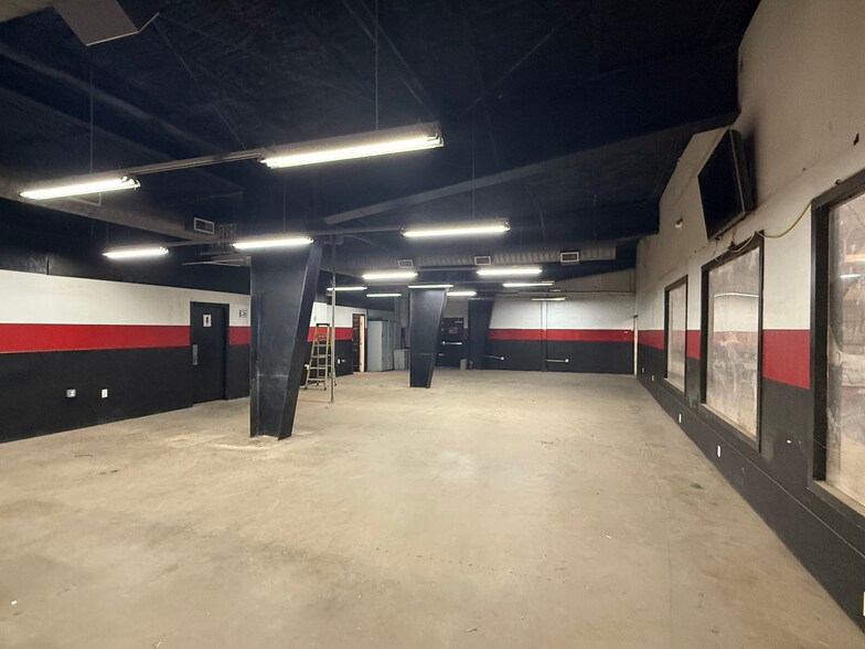 More Photos Of 2020 Saturn Rd, Garland Freestanding For Sale