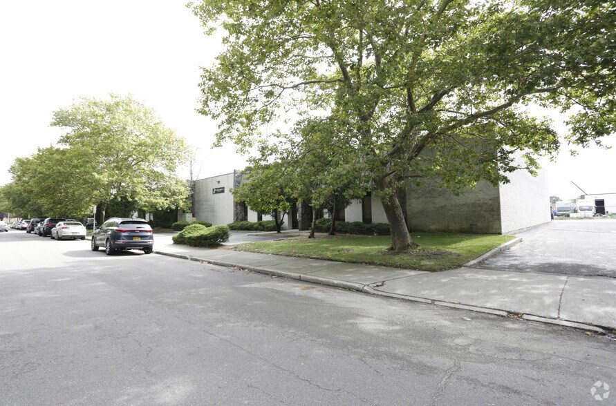 More Photos Of 1-21 Brandywine Dr, Deer Park Warehouse For Lease