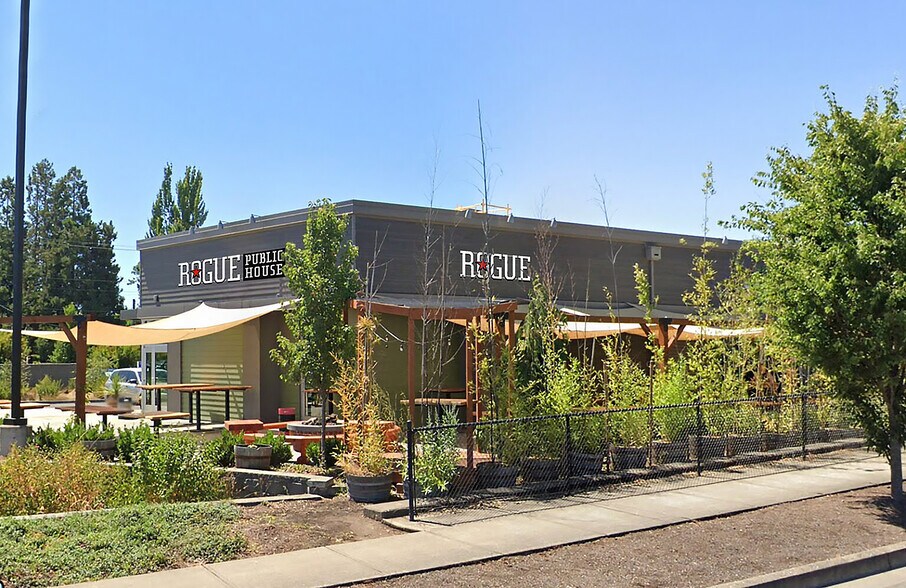 More Photos Of 555 9th St NW, Salem Bar For Lease