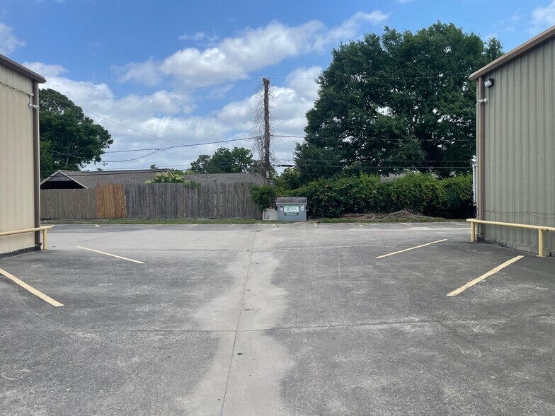 More Photos Of 461 W Gulf Bank Rd, Houston General Retail For Lease