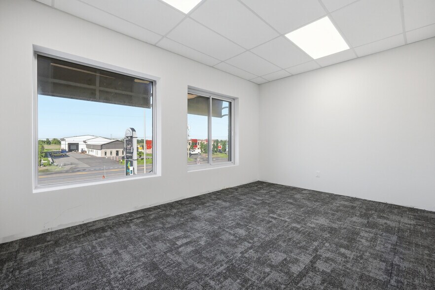 More Photos Of 1015 Boul Lionel-Boulet, Varennes Warehouse For Lease
