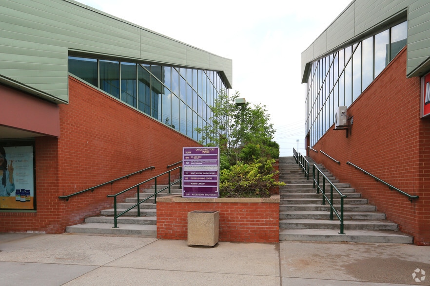 More Photos Of 7700 Bathurst St, Vaughan Freestanding For Lease
