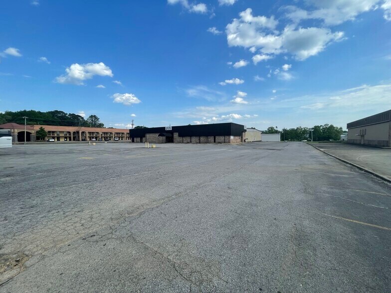 More Photos Of 134 Elm St, Anniston Freestanding For Lease