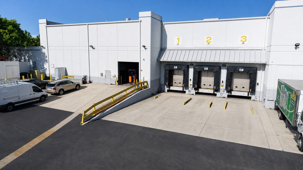 More Photos Of 3255 Meridian Pky, Weston Refrigeration Cold Storage For Lease