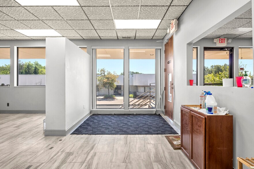 More Photos Of 24724 Lahser Rd, Southfield Office For Sale