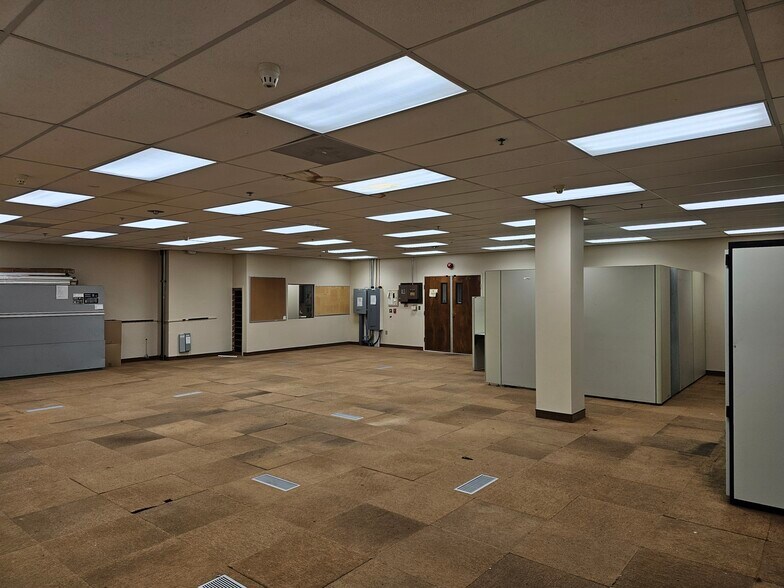 More Photos Of 1991 Northampton St, Easton Light Distribution For Lease