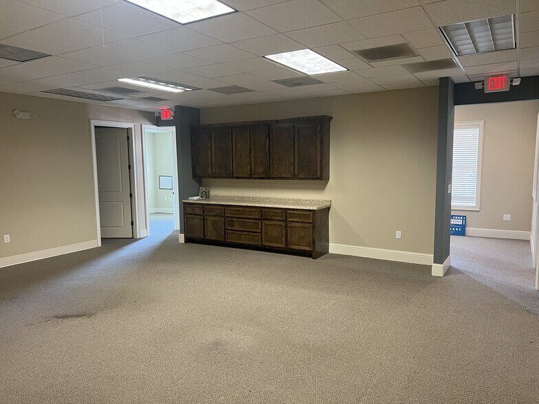 More Photos Of 2000 Northside Crossing, Macon-Bibb Office For Lease