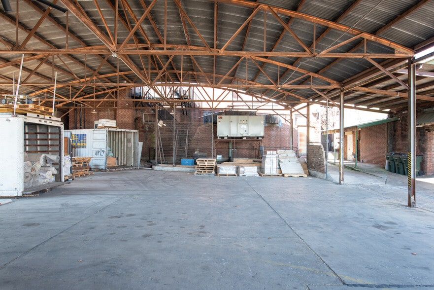 More Photos Of 108 W Smith St, Gallatin Light Distribution For Lease