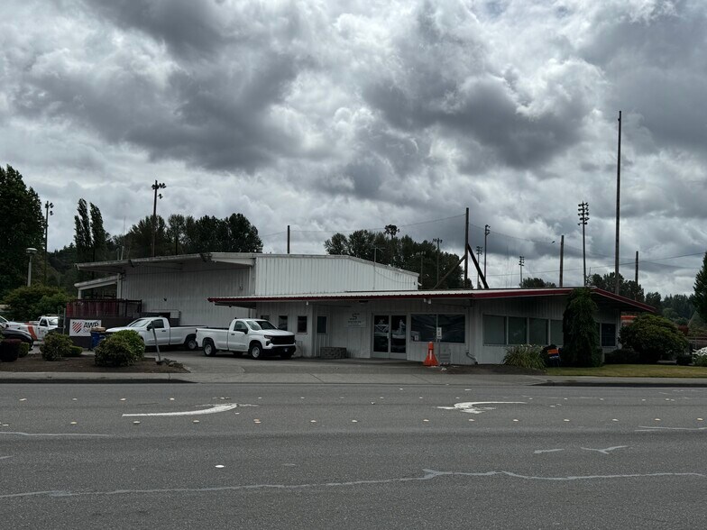 Primary Photo Of 1002 Central Ave N, Kent Showroom For Lease