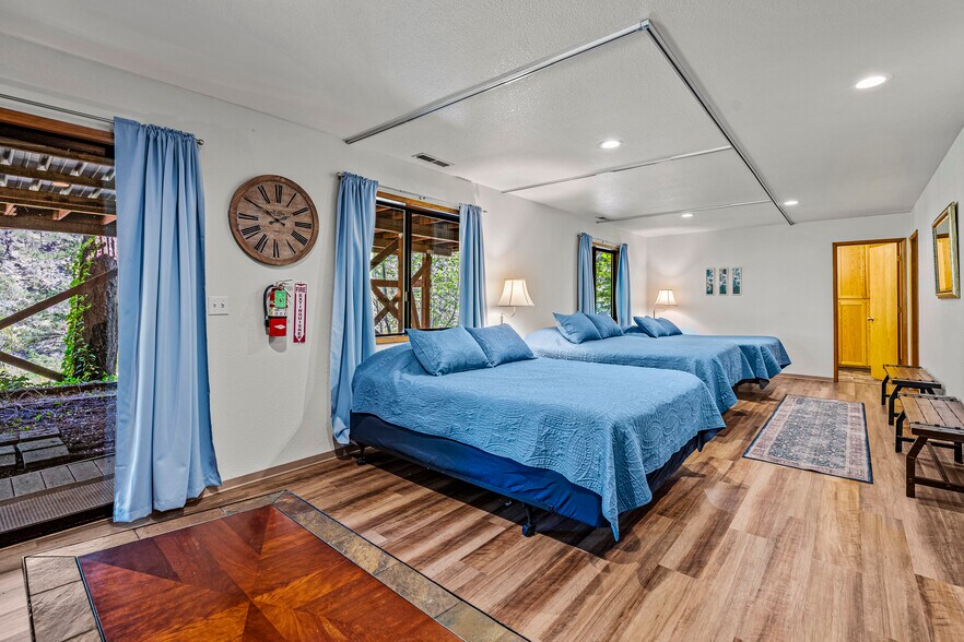 More Photos Of 11744 Galice Rd, Merlin Hotel For Sale