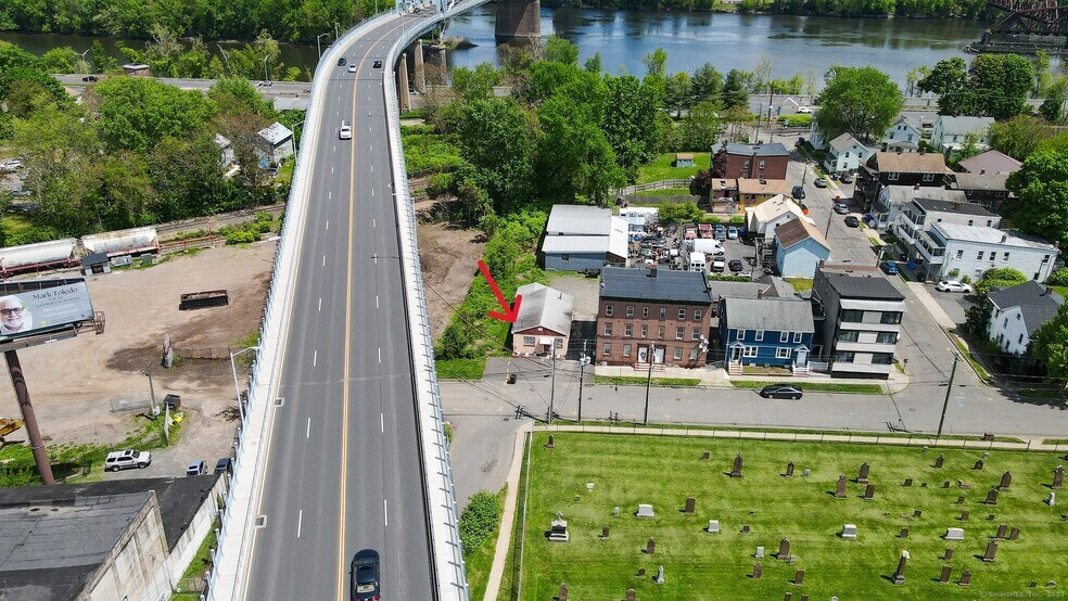 More Photos Of 50 Saint Johns St, Middletown Freestanding For Lease