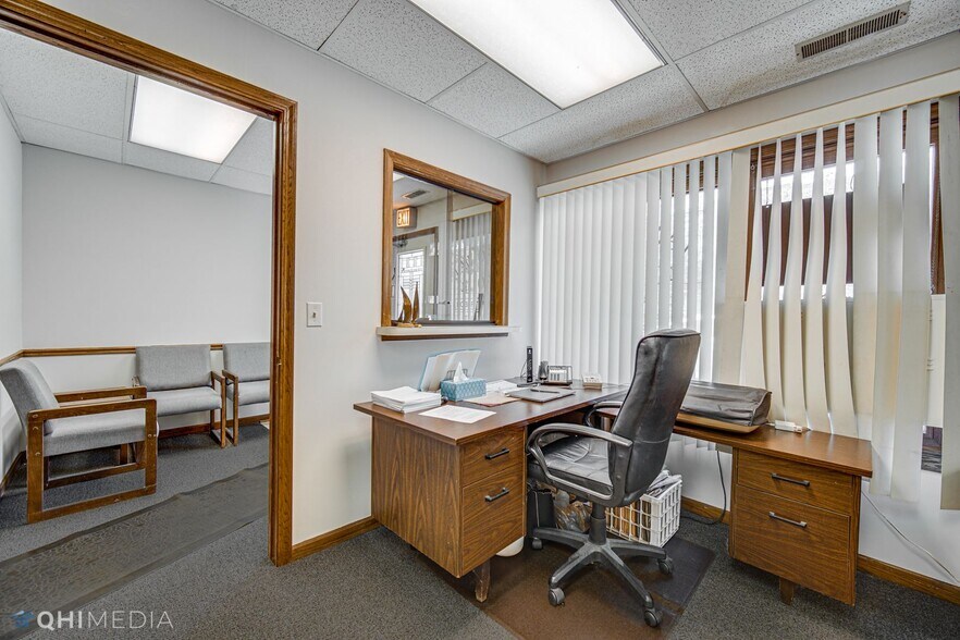 More Photos Of 6121 N Northwest Hwy, Chicago Office For Sale