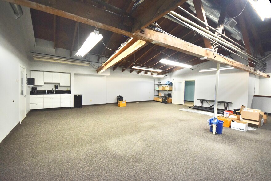 More Photos Of 2200 SE Mailwell Dr, Milwaukie Warehouse For Lease
