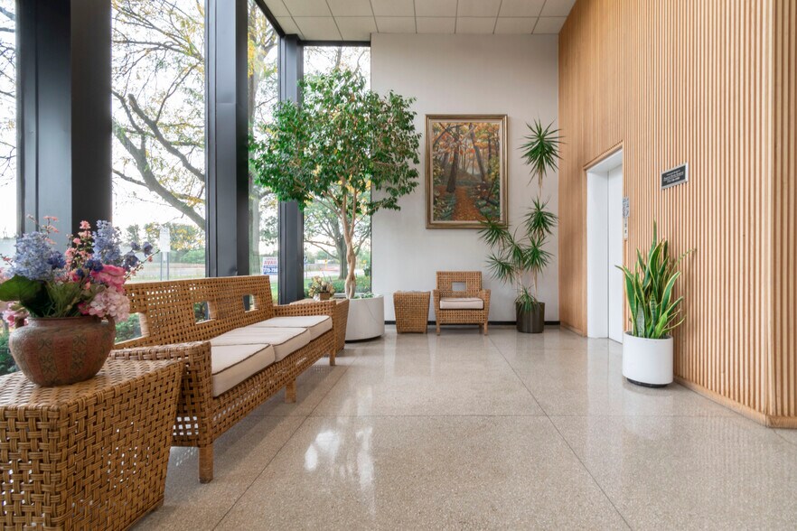 More Photos Of 540-550 W Frontage Rd, Northfield Office For Lease