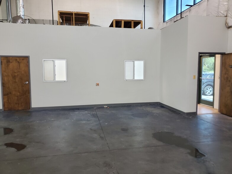 More Photos Of 11900 Livingston Rd, Manassas Warehouse For Lease