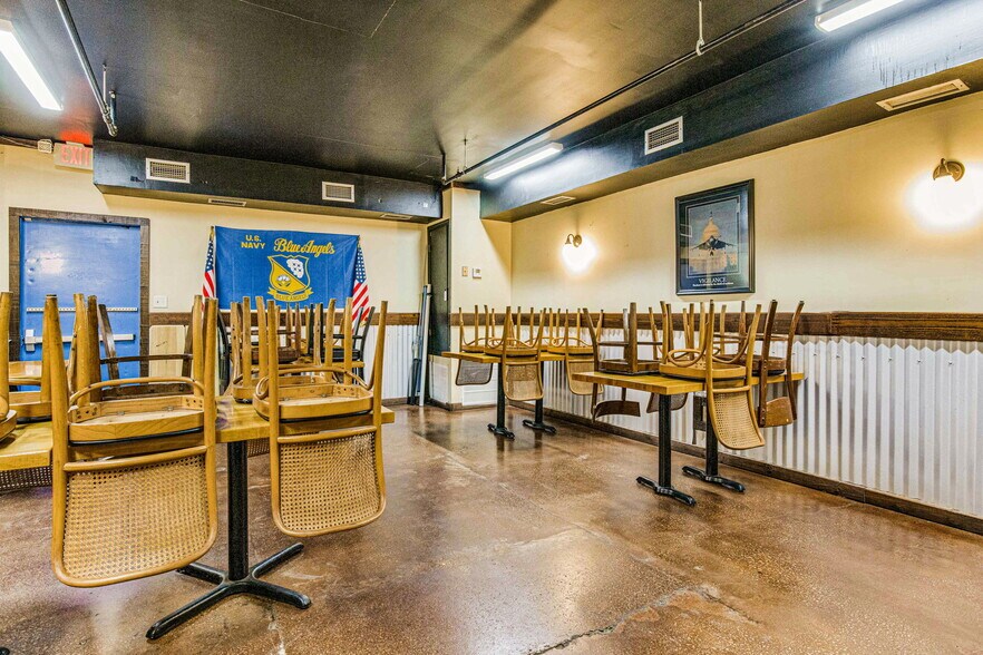 More Photos Of 131 New Warrington Rd, Pensacola Restaurant For Sale