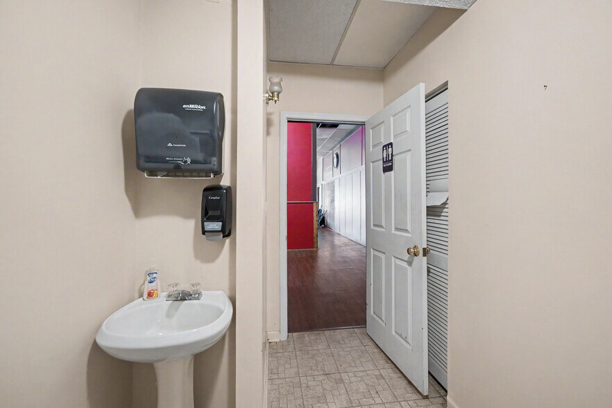 More Photos Of 106 Musgrove St, Clinton Storefront Retail Office For Sale