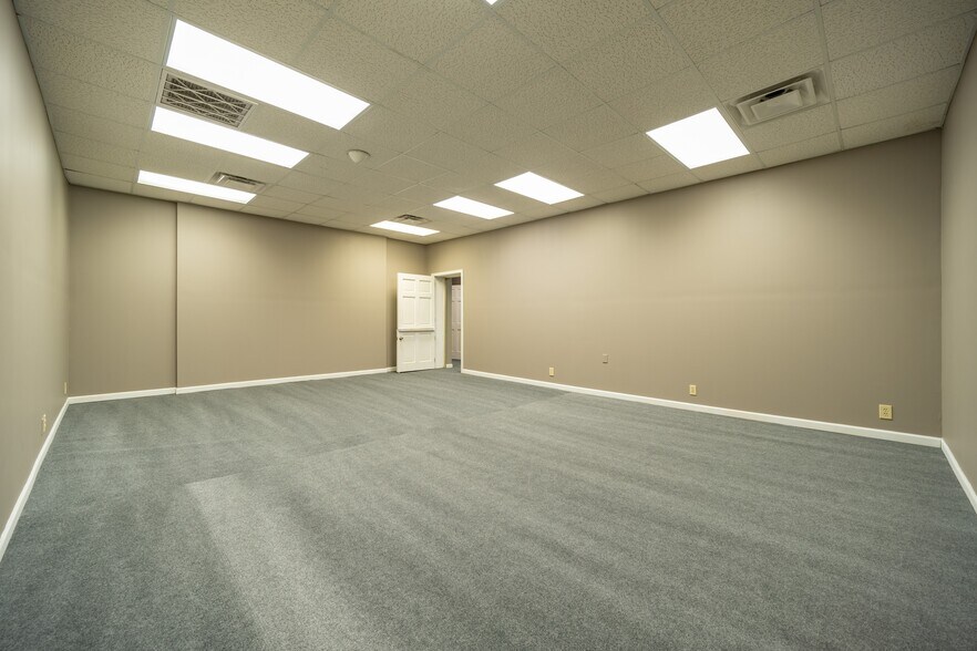 More Photos Of 555 Columbia Dr, Carrollton Office For Lease